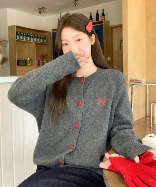 gossip!ロサンゼルス(ゴシップロサンゼルス)の「【Y2Kガーリー】レトロニットカーディガン(刺繍×ハートボタン)(ニット/セーター・レディース・ダークグレー・FREE)」の4枚目の写真