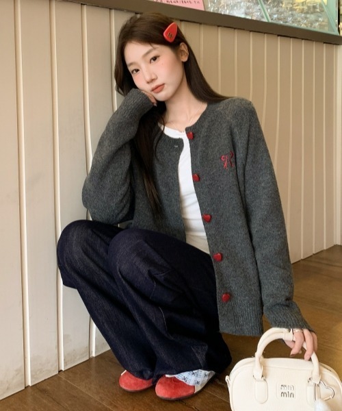 gossip!ロサンゼルス(ゴシップロサンゼルス)の「【Y2Kガーリー】レトロニットカーディガン(刺繍×ハートボタン)(ニット/セーター・レディース・ダークグレー・FREE)」の8枚目の写真