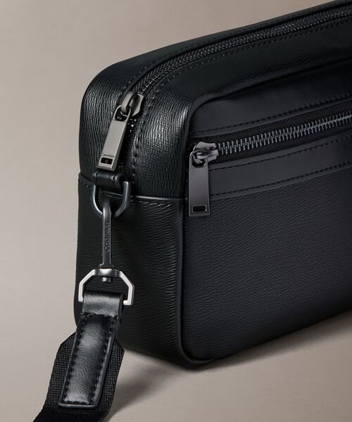 Calvin Klein（カルバン・クライン）の「クロスボディバッグ