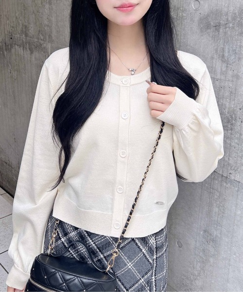 INGNI（イング）の「プレート付ニットカーディガン（カーディガン/ボレロ・レディース・グレー/アイボリー/ブラック/ピンク/ボルドー・M）」の2枚目の写真