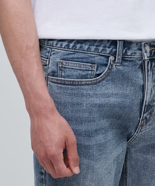 MUSINSA STANDARD（ムシンサスタンダード）の「テーパードクロップデニムパンツ[ライトインディゴ]（デニムパンツ・メンズ・その他・31/33/26/27/28/29/40/38/42/36/32/30）」の5枚目の写真