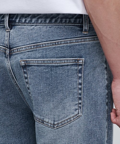 MUSINSA STANDARD（ムシンサスタンダード）の「テーパードクロップデニムパンツ[ライトインディゴ]（デニムパンツ・メンズ・その他・31/33/26/27/28/29/40/38/42/36/32/30）」の6枚目の写真