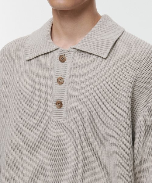MUSINSA STANDARD（ムシンサスタンダード）の「コットンリブカラー ニット [ダスティクリーム]（ニット/セーター・メンズ・その他・SMALL/MEDIUM/LARGE/X-LARGE/XX-LARGE）」の3枚目の写真