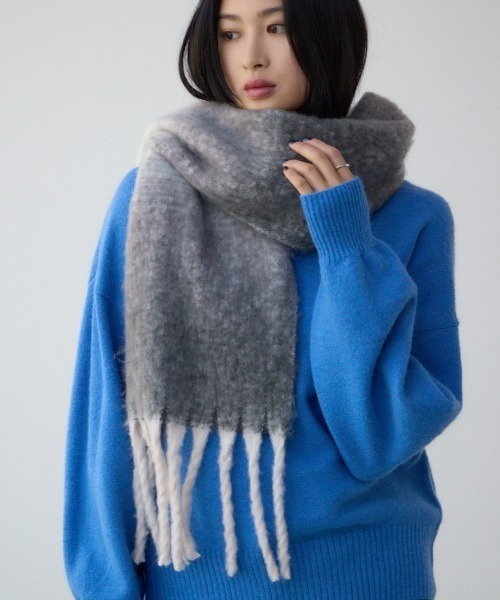 AZUL by moussy(アズールバイマウジー)の「マルチデザインフラッフィーロングマフラー(マフラー・レディース・ベージュ系その他/ベージュ/グレー系その他・FREE)」の2枚目の写真