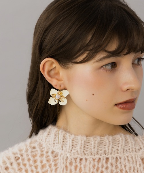 LA MUe(ラミュー)の「【LA MUE】フラワー×パール チェーンピアス(ピアス(両耳用)・レディース・ホワイト/ブラック・FREE)」の3枚目の写真