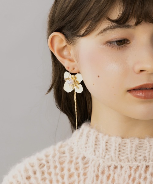 LA MUe(ラミュー)の「【LA MUE】フラワー×パール チェーンピアス(ピアス(両耳用)・レディース・ホワイト/ブラック・FREE)」の4枚目の写真