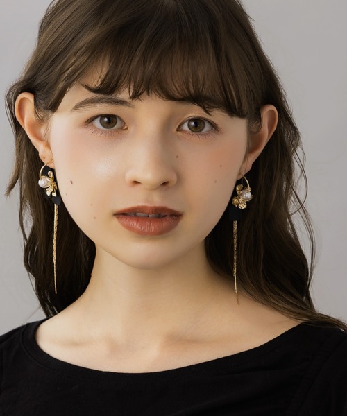 LA MUe(ラミュー)の「【LA MUE】フラワー×パール チェーンピアス(ピアス(両耳用)・レディース・ホワイト/ブラック・FREE)」の5枚目の写真