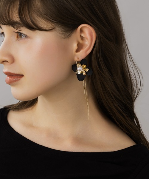 LA MUe(ラミュー)の「【LA MUE】フラワー×パール チェーンピアス(ピアス(両耳用)・レディース・ホワイト/ブラック・FREE)」の6枚目の写真