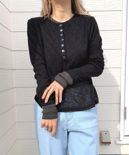 Q（キュー）の「シアーヘンリーネックプルオーバー（Tシャツ/カットソー・レディース・ブラック/アイボリー・MEDIUM）」の2枚目の写真