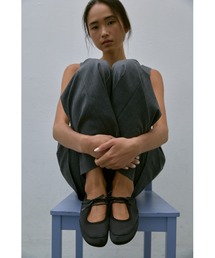 un/neu（アンノイ）の「レースアップサテンフラットシューズ（バレエシューズ）」