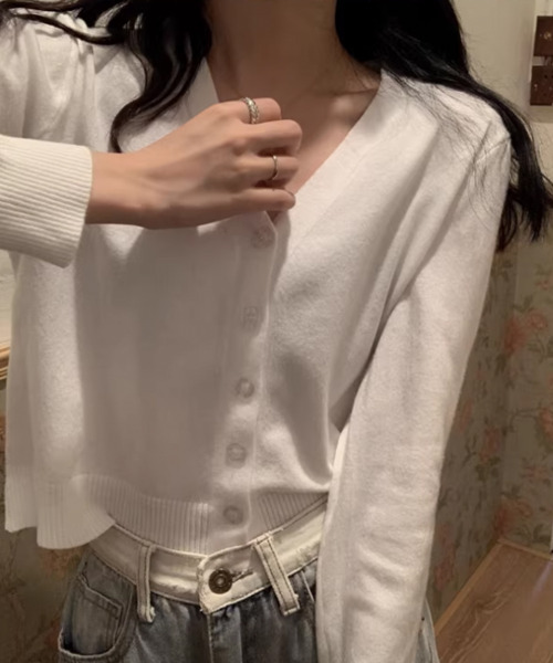 VIVID LADY（ビビッドレディー）の「Vネック ショート ニットカーディガン（カーディガン/ボレロ・レディース・ブラック/グレー/ベージュ/ホワイト/ピンク・FREE）」の7枚目の写真