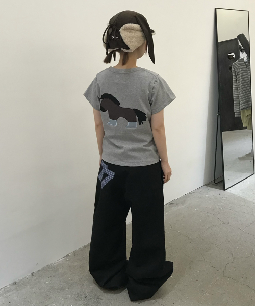 TANSANMAGNESIUM（タンサン マグネシウム）の「ポニーアップリケTシャツ (グレー)（Tシャツ/カットソー・レディース・その他・1/2/3/4）」の2枚目の写真