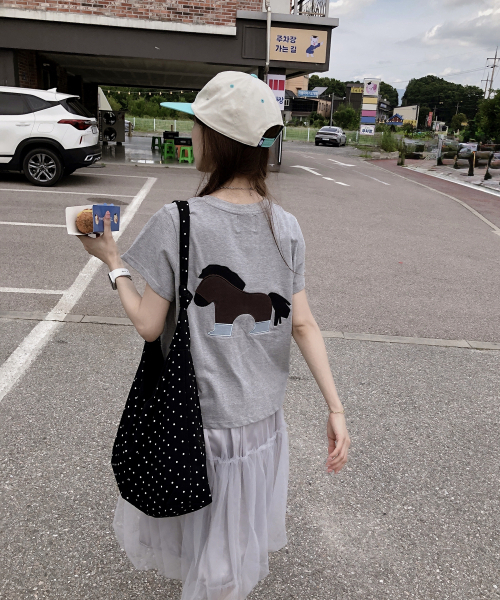 TANSANMAGNESIUM（タンサン マグネシウム）の「ポニーアップリケTシャツ (グレー)（Tシャツ/カットソー・レディース・その他・1/2/3/4）」の4枚目の写真