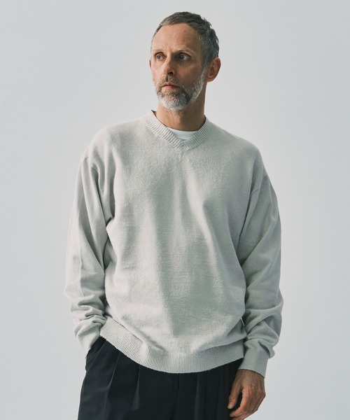 ATON(エイトン)の「【ATON / エイトン】LINEN SHORT FUR V-NECK SWEATER(ニット/セーター・メンズ・オフホワイト/ダークグレー・6/4)」の2枚目の写真