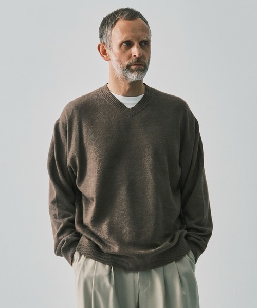 ATON(エイトン)の「【ATON / エイトン】LINEN SHORT FUR V-NECK SWEATER(ニット/セーター・メンズ・オフホワイト/ダークグレー・6/4)」の1枚目の写真