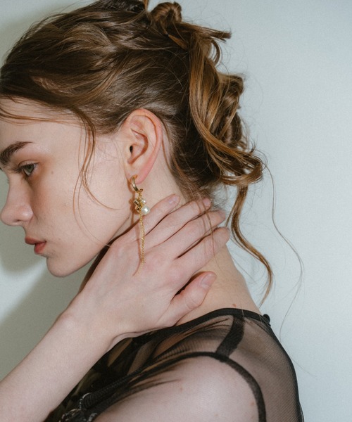 et.UNiVER（エトユニベール）の「Threader Pearl Earring（ピアス（両耳用）・レディース・ゴールド/シルバー・FREE）」の2枚目の写真