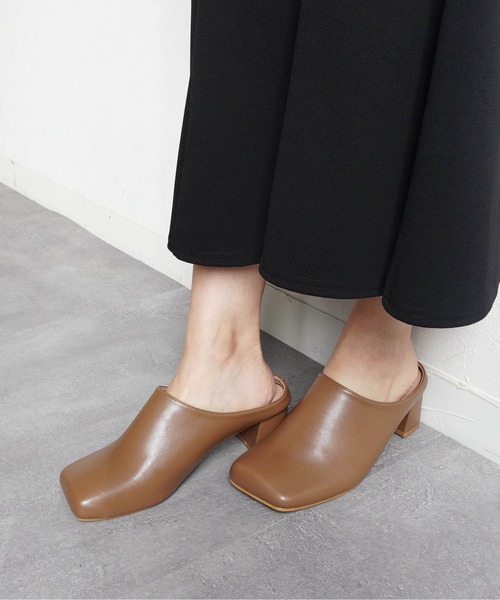 Fabby fabby(ファビィーファビィー)の「スクエアトゥチャンキーヒールミュール(パンプス・レディース・シルバー/キャメル/ブラック・SMALL/MEDIUM/LARGE)」の12枚目の写真