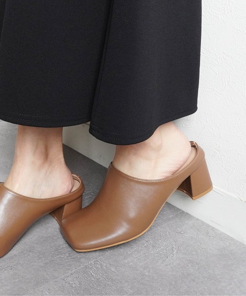 Fabby fabby(ファビィーファビィー)の「スクエアトゥチャンキーヒールミュール(パンプス・レディース・シルバー/キャメル/ブラック・SMALL/MEDIUM/LARGE)」の13枚目の写真