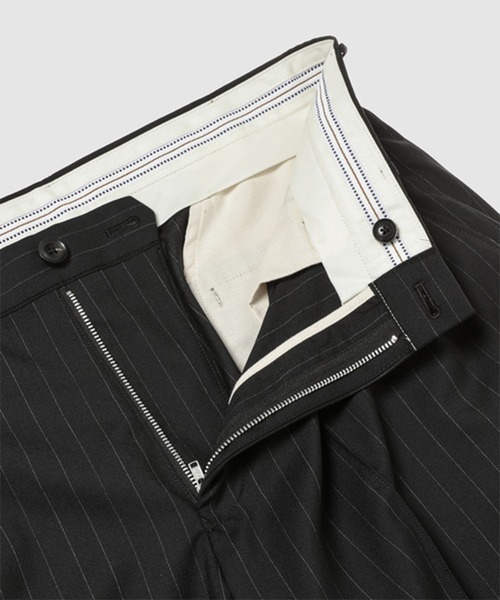 KHOKI(コッキ)の「【KHOKI/コッキ】Pleated Stripe Summer Wool Pants(スラックス・メンズ・ブラック/グレー/ベージュ・2/1)」の4枚目の写真