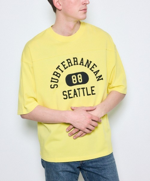 AZUL by moussy(アズールバイマウジー)の「No.88ナンバリングトップス(Tシャツ/カットソー・メンズ・ホワイト/グレー/ライトイエロー/ブラック・MEDIUM/SMALL/LARGE)」の4枚目の写真