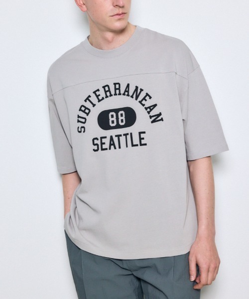 AZUL by moussy(アズールバイマウジー)の「No.88ナンバリングトップス(Tシャツ/カットソー・メンズ・ホワイト/グレー/ライトイエロー/ブラック・MEDIUM/SMALL/LARGE)」の3枚目の写真