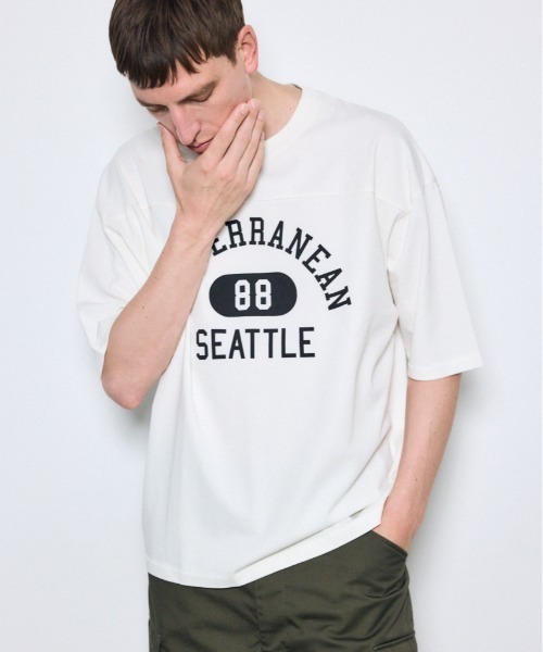 AZUL by moussy(アズールバイマウジー)の「No.88ナンバリングトップス(Tシャツ/カットソー・メンズ・ホワイト/グレー/ライトイエロー/ブラック・MEDIUM/SMALL/LARGE)」の1枚目の写真