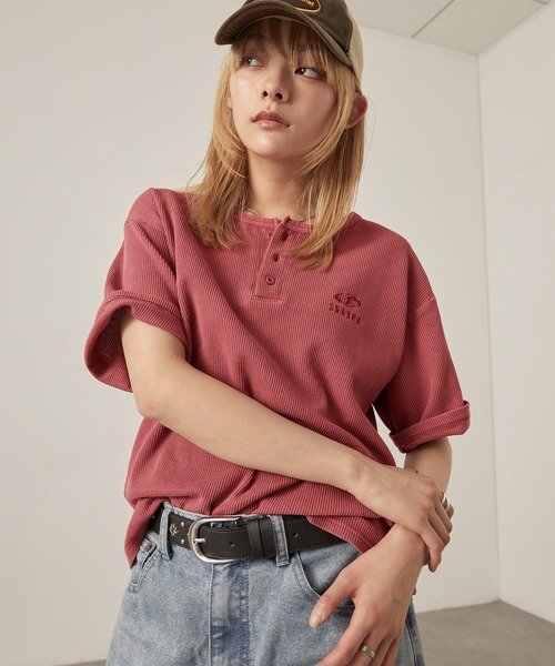 Snap club(スナップクラブ)の「【Snap club】クロップド ワッフル 半袖 ヘンリーネックTシャツ(Tシャツ/カットソー・レディース・スミクロ/ネイビー/ブラウン/レオパード/レッド系・M/L)」の4枚目の写真