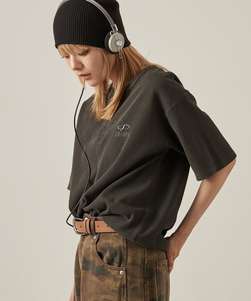 Snap club(スナップクラブ)の「【Snap club】クロップド ワッフル 半袖 ヘンリーネックTシャツ(Tシャツ/カットソー・レディース・スミクロ/ネイビー/ブラウン/レオパード/レッド系・M/L)」の8枚目の写真
