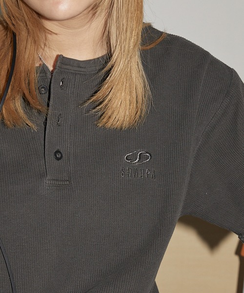 Snap club(スナップクラブ)の「【Snap club】クロップド ワッフル 半袖 ヘンリーネックTシャツ(Tシャツ/カットソー・レディース・スミクロ/ネイビー/ブラウン/レオパード/レッド系・M/L)」の10枚目の写真
