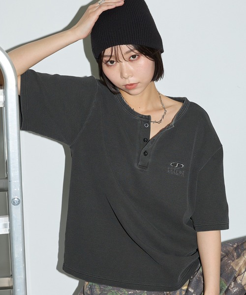 Snap club(スナップクラブ)の「【Snap club】クロップド ワッフル 半袖 ヘンリーネックTシャツ(Tシャツ/カットソー・レディース・スミクロ/ネイビー/ブラウン/レオパード/レッド系・M/L)」の19枚目の写真