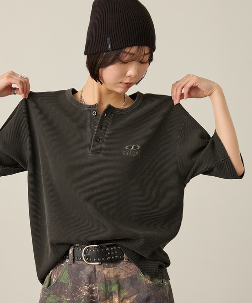 Snap club(スナップクラブ)の「【Snap club】クロップド ワッフル 半袖 ヘンリーネックTシャツ(Tシャツ/カットソー・レディース・スミクロ/ネイビー/ブラウン/レオパード/レッド系・M/L)」の20枚目の写真