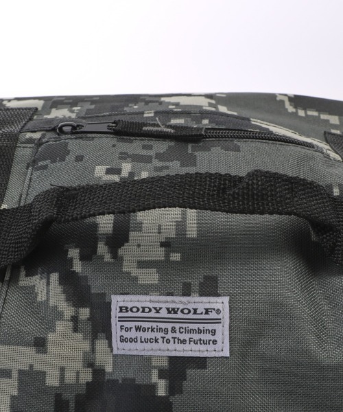 BACKYARD FAMILY(バックヤードファミリー)の「BODYWOLF ボディウルフ BW20 3WAY バッグ(ボストンバッグ・メンズ・ネイビー/グレー系カモフラージュ・FREE)」の3枚目の写真