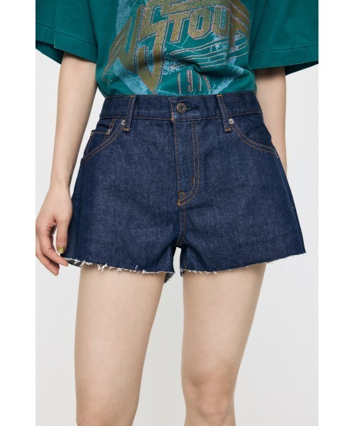 MOUSSY(マウジー)の「MIDRISE RIPPED ショーツ(デニムパンツ・レディース・ワンウォッシュ/ライトブルー・0/1/2)」の4枚目の写真