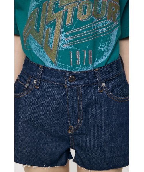 MOUSSY(マウジー)の「MIDRISE RIPPED ショーツ(デニムパンツ・レディース・ワンウォッシュ/ライトブルー・0/1/2)」の7枚目の写真