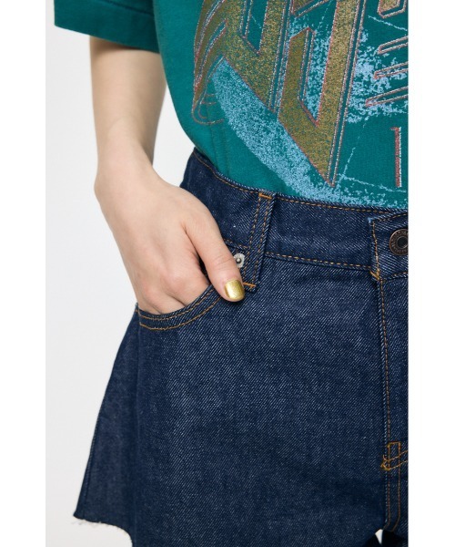 MOUSSY(マウジー)の「MIDRISE RIPPED ショーツ(デニムパンツ・レディース・ワンウォッシュ/ライトブルー・0/1/2)」の8枚目の写真