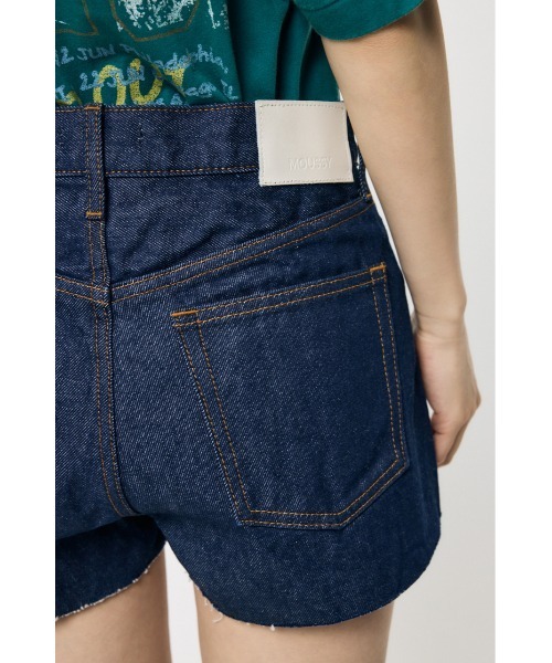 MOUSSY(マウジー)の「MIDRISE RIPPED ショーツ(デニムパンツ・レディース・ワンウォッシュ/ライトブルー・0/1/2)」の9枚目の写真