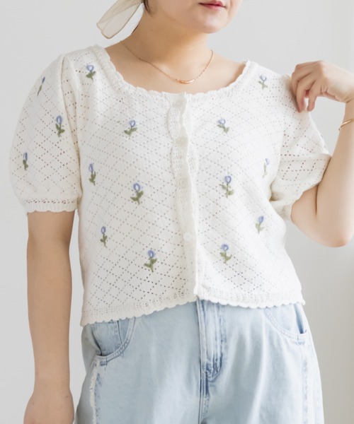 CLETTE(クレット)の「CLETTEオリジナル花刺繍透かし編みニットカーディガン(カーディガン/ボレロ・レディース・ブルー/ブラック/オフホワイト・4L/3L/LL)」の2枚目の写真