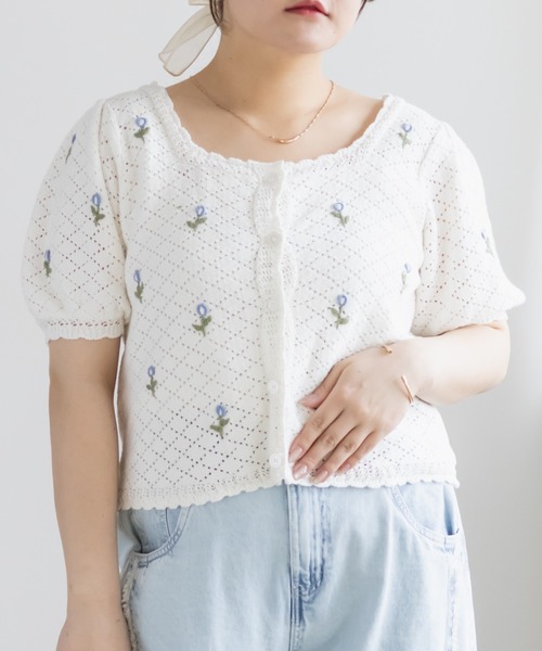 CLETTE(クレット)の「CLETTEオリジナル花刺繍透かし編みニットカーディガン(カーディガン/ボレロ・レディース・ブルー/ブラック/オフホワイト・4L/3L/LL)」の4枚目の写真