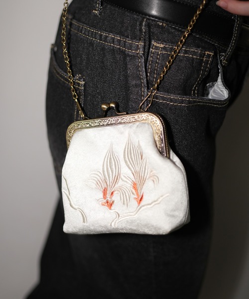 IMARI(イマリ)の「【 IMARI / イマリ 】 刺繍 チェーン ハンドル ミニ バッグ(ハンドバッグ・レディース・ホワイト系その他/ホワイト/ブラック・FREE)」の1枚目の写真