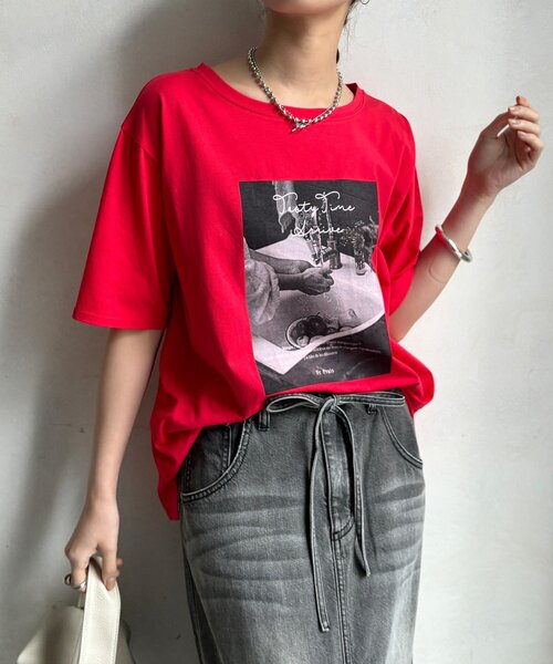 DouDou(ドゥドゥ)の「【WEB限定】フォトTEE(Tシャツ/カットソー・レディース・オフホワイト/チャコールグレー/レッド・FREE)」の3枚目の写真