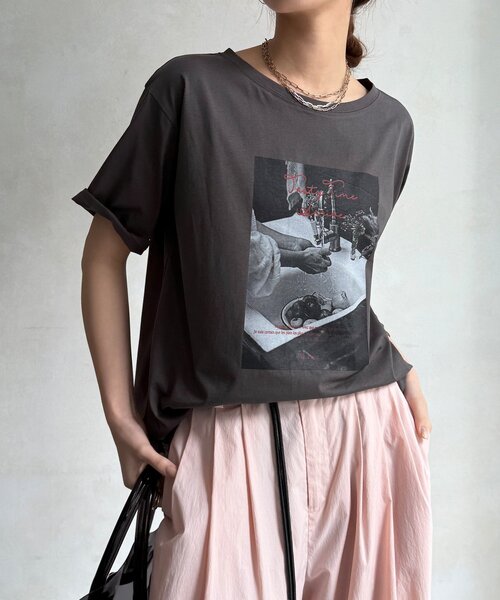 DouDou(ドゥドゥ)の「【WEB限定】フォトTEE(Tシャツ/カットソー・レディース・オフホワイト/チャコールグレー/レッド・FREE)」の1枚目の写真