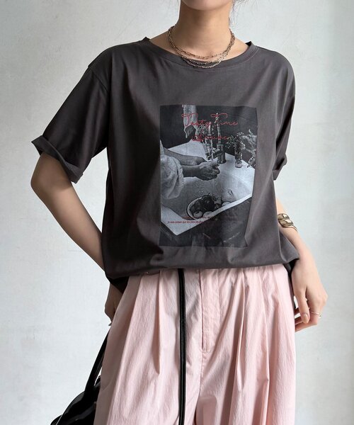DouDou(ドゥドゥ)の「【WEB限定】フォトTEE(Tシャツ/カットソー・レディース・オフホワイト/チャコールグレー/レッド・FREE)」の20枚目の写真