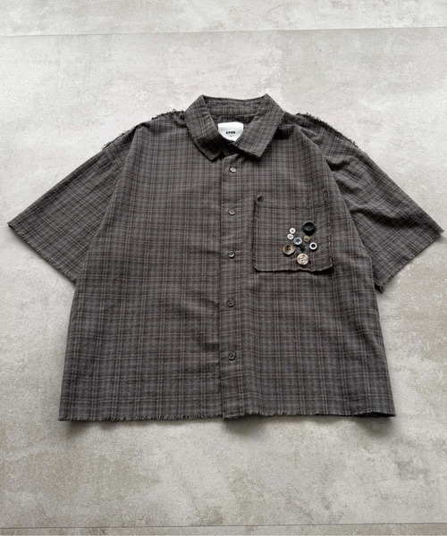 EPNK(イーピーエヌケー)の「Scattered Button fringe check shirts / スキャッタードボタンフリンジチェックシャツ(シャツ/ブラウス・メンズ・チャコールグレー/ネイビー・SMALL/MEDIUM/LARGE)」の8枚目の写真