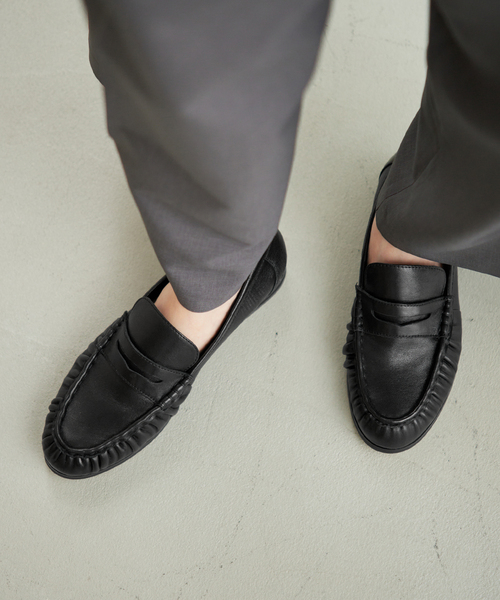 SLOBE IENA（スローブイエナ）の「《WEB限定サイズあり/》SLOBE レザーギャザーローファー（ローファー・レディース・ブラウン/ブラック・22.5cm/23cm/23.5cm/24cm/24.5cm/25cm）」の22枚目の写真
