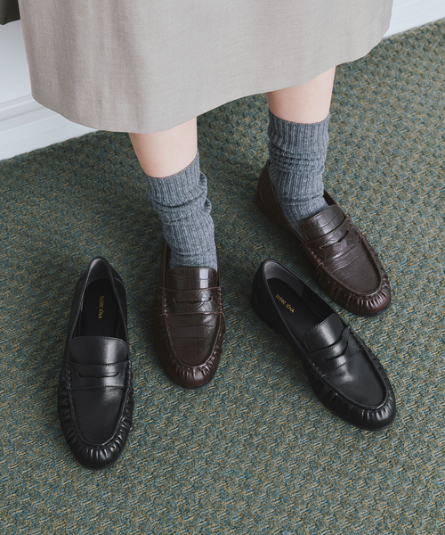 SLOBE IENA（スローブイエナ）の「《WEB限定サイズあり/》SLOBE レザーギャザーローファー（ローファー・レディース・ブラウン/ブラック・22.5cm/23cm/23.5cm/24cm/24.5cm/25cm）」の17枚目の写真