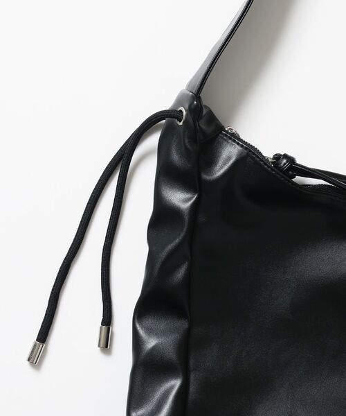 SEQUENZ（シークエンズ）の「※WEB限定 / フェイクレザー フェイクスエード メタルプレート 雑貨 バック / シャーリングショルダーバック / sqnz shirring bag（トートバッグ・メンズ・ブラック/ライトブルー/チャコール・FREE）」の13枚目の写真