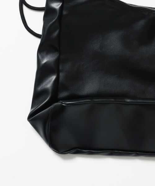 SEQUENZ（シークエンズ）の「※WEB限定 / フェイクレザー フェイクスエード メタルプレート 雑貨 バック / シャーリングショルダーバック / sqnz shirring bag（トートバッグ・メンズ・ブラック/ライトブルー/チャコール・FREE）」の14枚目の写真