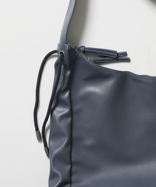 SEQUENZ（シークエンズ）の「※WEB限定 / フェイクレザー フェイクスエード メタルプレート 雑貨 バック / シャーリングショルダーバック / sqnz shirring bag（トートバッグ・メンズ・ブラック/ライトブルー/チャコール・FREE）」の18枚目の写真
