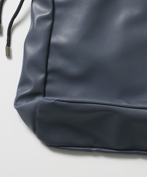 SEQUENZ（シークエンズ）の「※WEB限定 / フェイクレザー フェイクスエード メタルプレート 雑貨 バック / シャーリングショルダーバック / sqnz shirring bag（トートバッグ・メンズ・ブラック/ライトブルー/チャコール・FREE）」の7枚目の写真