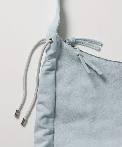 SEQUENZ（シークエンズ）の「※WEB限定 / フェイクレザー フェイクスエード メタルプレート 雑貨 バック / シャーリングショルダーバック / sqnz shirring bag（トートバッグ・メンズ・ブラック/ライトブルー/チャコール・FREE）」の4枚目の写真